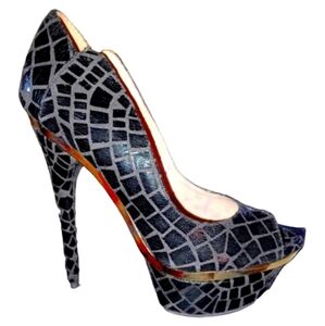 BEBE PLATFORM Giraffe Print pumps NWOT comes with box Size 8